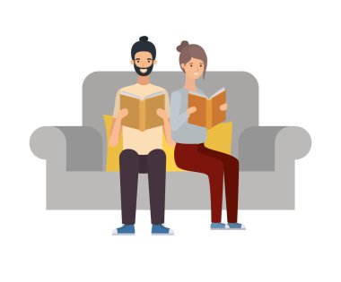 elinde kitap ile sandalyede oturan çift