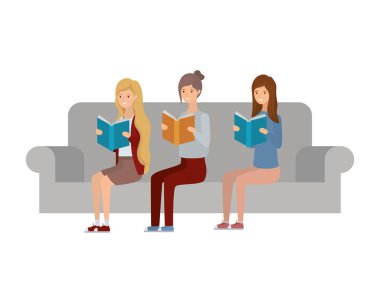 elinde kitap ile sandalyede oturan kadınlar