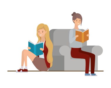 elinde kitap ile sandalyede oturan kadınlar