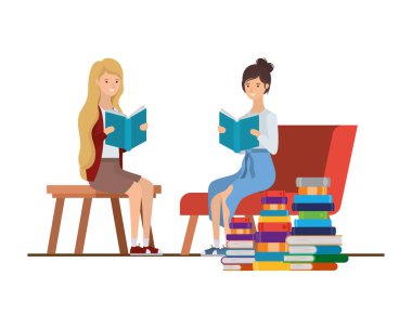 Oturma odasında elinde kitap olan kadınlar