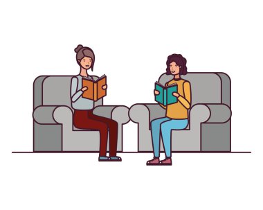 elinde kitap ile sandalyede oturan çift