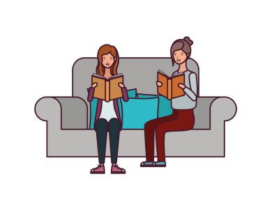 elinde kitap ile sandalyede oturan kadınlar