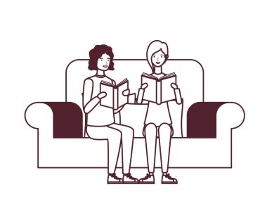 elinde kitap ile sandalyede oturan çift