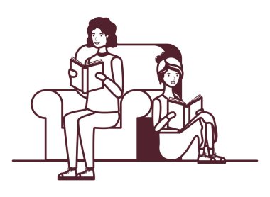 elinde kitap ile sandalyede oturan çift