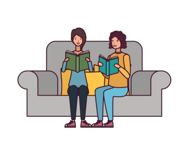 elinde kitap ile sandalyede oturan çift