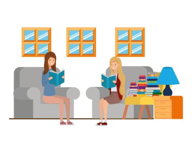 Oturma odasında elinde kitap olan kadınlar