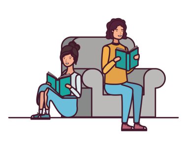 elinde kitap ile sandalyede oturan çift