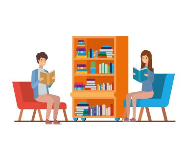 oturma odasında elinde kitap ile çift