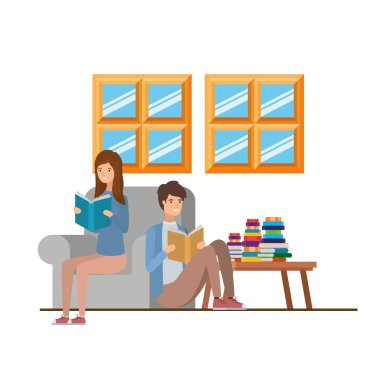 oturma odasında elinde kitap ile çift