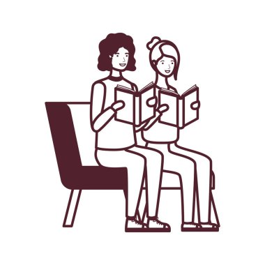 elinde kitap ile sandalyede oturan çift