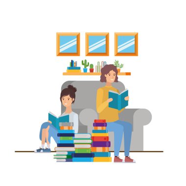 oturma odasında elinde kitap ile çift