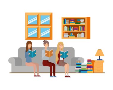 Oturma odasında elinde kitap olan kadınlar