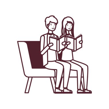 elinde kitap ile sandalyede oturan çift