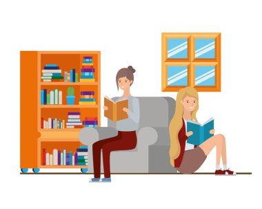 Oturma odasında elinde kitap olan kadınlar