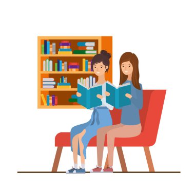 Oturma odasında elinde kitap olan kadınlar