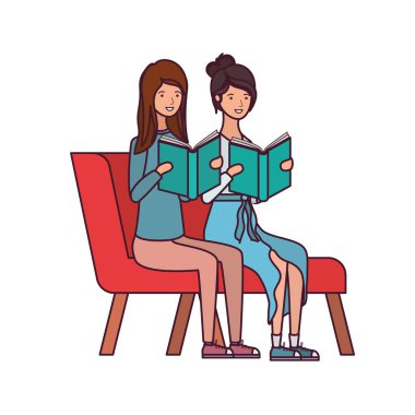 elinde kitap ile sandalyede oturan kadınlar