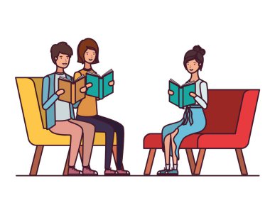 elinde kitap ile sandalyede oturan bir grup insan
