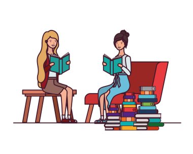 elinde kitap ile sandalyede oturan kadınlar