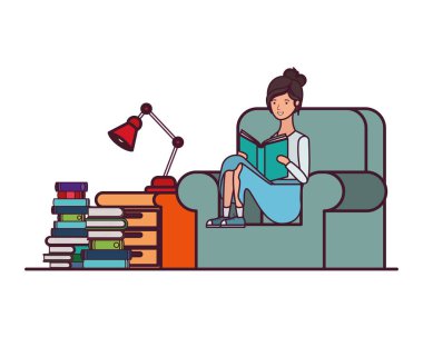 Elinde kitap olan kadın oturma odasında.