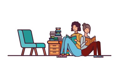 oturma odasında elinde kitap ile çift