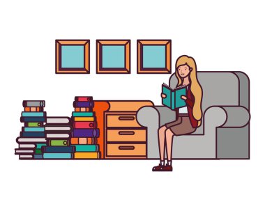 Elinde kitap olan kadın oturma odasında.