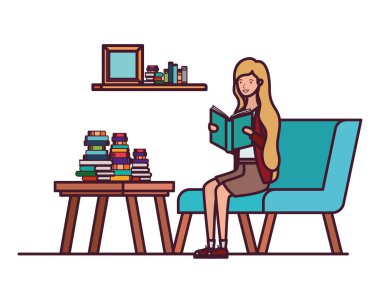 Elinde kitap olan kadın oturma odasında.