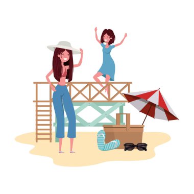 Kadınlar plajda piknik sepetiyle