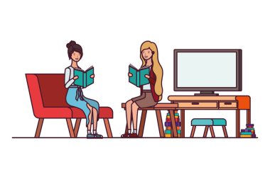 Oturma odasında elinde kitap olan kadınlar