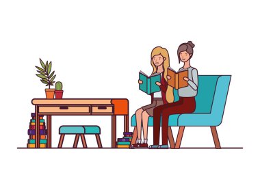 Oturma odasında elinde kitap olan kadınlar