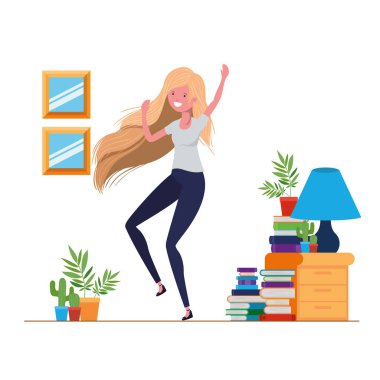 Genç bir kadın oturma odasında dans ediyor.