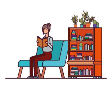 Elinde kitap olan kadın oturma odasında.