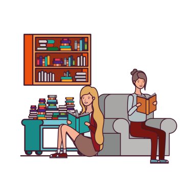 Oturma odasında elinde kitap olan kadınlar