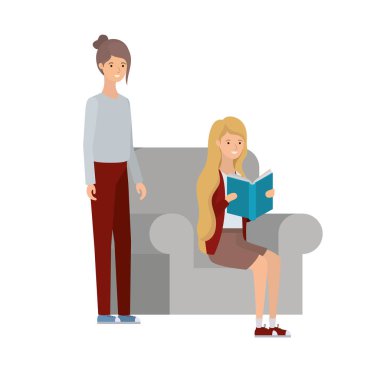 elinde kitap ile sandalyede oturan kadınlar