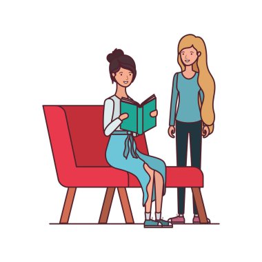 elinde kitap ile sandalyede oturan kadınlar