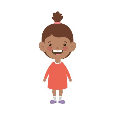 beyaz arka plan üzerinde gülümseyen duran bebek kız