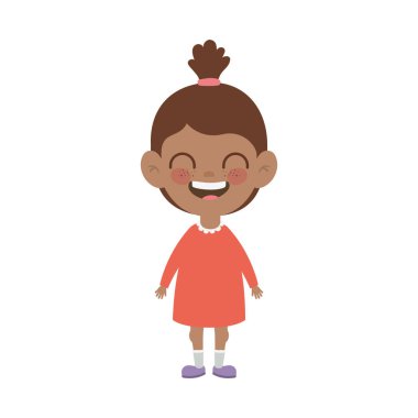 beyaz arka plan üzerinde gülümseyen duran bebek kız