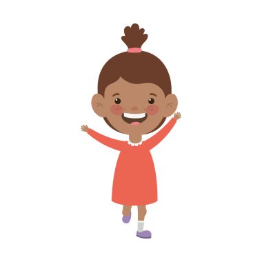 beyaz arka plan üzerinde gülümseyen duran bebek kız