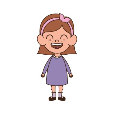 beyaz arka plan üzerinde gülümseyen duran bebek kız