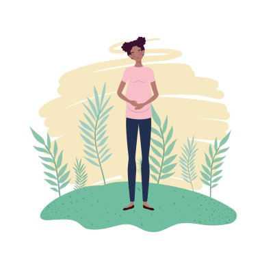 beyaz arka plan üzerinde duran güzel kadın hamile