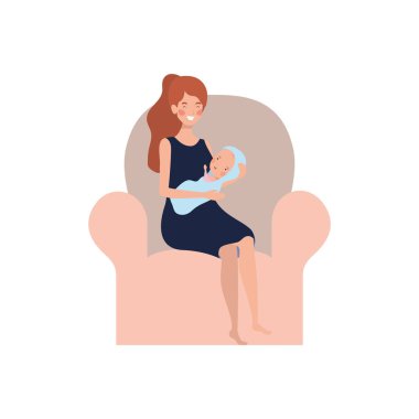 kollarında yeni doğmuş bir bebek ile kanepede oturan kadın