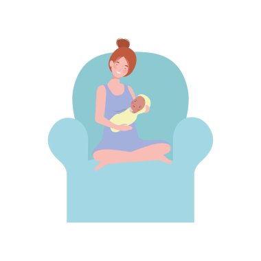 kollarında yeni doğmuş bir bebek ile kanepede oturan kadın