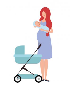 bebek arabasında yeni doğmuş bir bebekle ayakta duran kadın