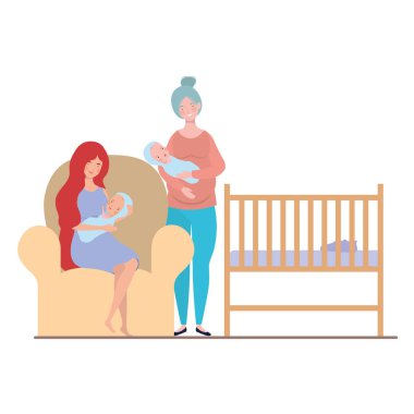 kollarında yeni doğmuş bir bebek ile kanepede oturan kadınlar