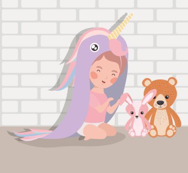 doldurulmuş oyuncaklar ve kostüm ile küçük bebek kız