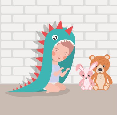 doldurulmuş oyuncaklar ve kostüm ile küçük bebek çocuk