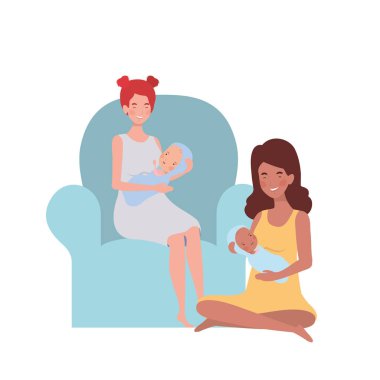 kollarında yeni doğmuş bir bebek ile kanepede oturan kadınlar