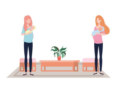 kollarında yeni doğmuş bir bebek ile kanepede oturan kadınlar