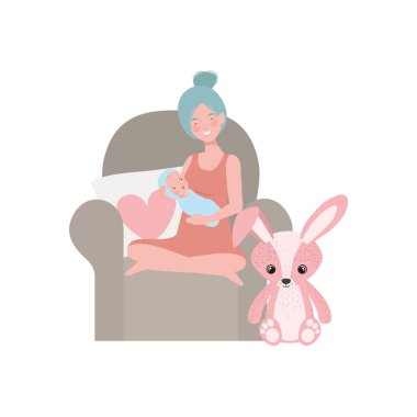 kollarında yeni doğmuş bir bebek ile kanepede oturan kadın