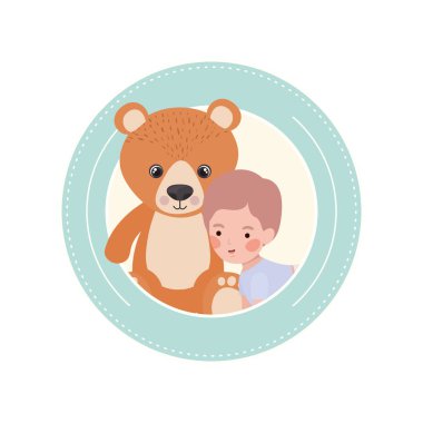 sevimli küçük çocuk güzel hayvan ile oynuyor