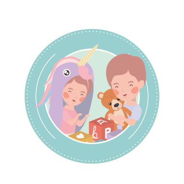 sevimli küçük çocuk güzel hayvan ile oynuyor